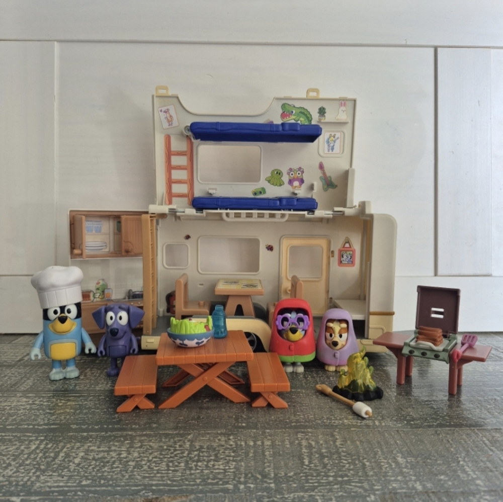 Bluey Campervan Playset with Bluey Bingo Bandit and Jean Luc Characters